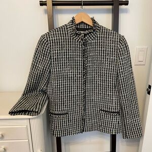 Tahari Black, White and hints of light blue tweed Textured Blazer. Sz 14 petite